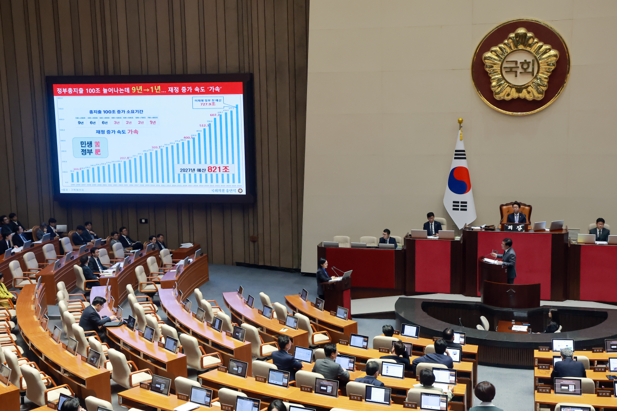 한성숙 국무총리가 11일 국회에서 열린 정기국회 제7차 본회의 경제 분야 대정부질문에서 송언석 국민의힘 의원 질문을 듣고 있다. 연합뉴스