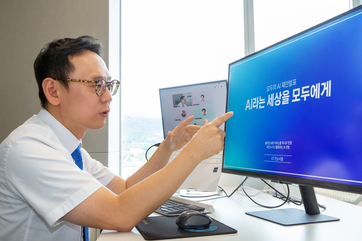 이진형 KT AX사업본부장이 11일 KT 의 ‘모두의 AI’ 슬로건을 소개하고 있다. KT 제공
