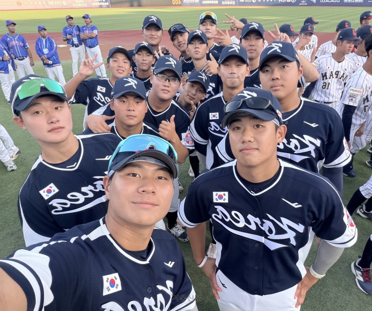 18세 이하 야구 국가대표팀 선수단이 7일 대만 타이베이 톈무 구장에서 열린 아시아청소년선수권대회 개막식을 앞두고 기념사진을 촬영하고 있다. 2026.9.7 대한야구소프트볼협회 제공