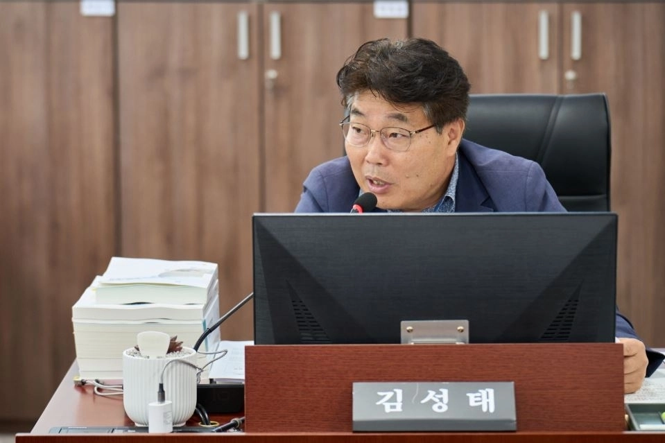 ▲ 지난 8일 경기도 제2회 추가경정예산안 농정해양위원회 2일차 심사에서 질의하는 김성태 의원(사진=경기도의회)