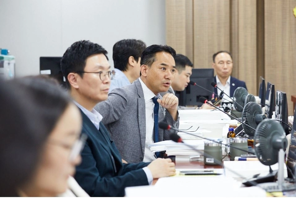 ▲ 지난 9일 열린 제393회 임시회 제2차 경제노동위원회 2026년도 제2회 추가경정예산안 심의에서 질의하는 송규근 의원(사진=경기도의회)
