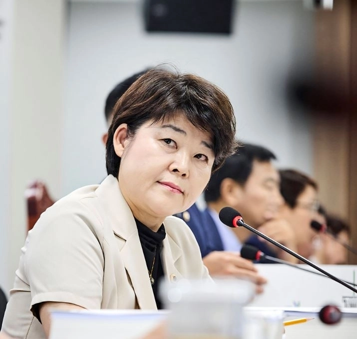 ▲지난 9일 열린 제393회 임시회 건설교통위원회 추가경정예산안 심사에서 질의하는 조명자 의원(사진=경기도의회)