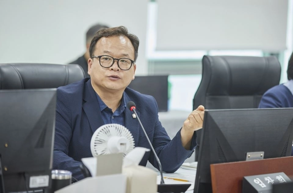 ▲ 지난 9일 열린 제393회 임시회 제3차 미래과학협력위원회 경기도경제과학진흥원(이하 경과원) 업무보고에서 질의하는 임창휘 의원(사진=경기도의회)