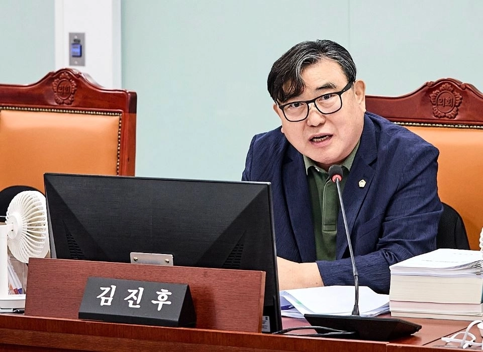 ▲ 지난 9일 열린 제393회 임시회 건설교통위원회 제1차 회의에서 질의하는 김진후 의원(사진=경기도의회)