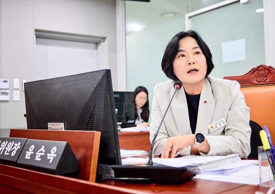 ▲ 지난 9일 열린 제393회 임시회 건설교통위원회 제1차 회의에서 질의하는 윤순옥 의원(사진=경기도의회)
