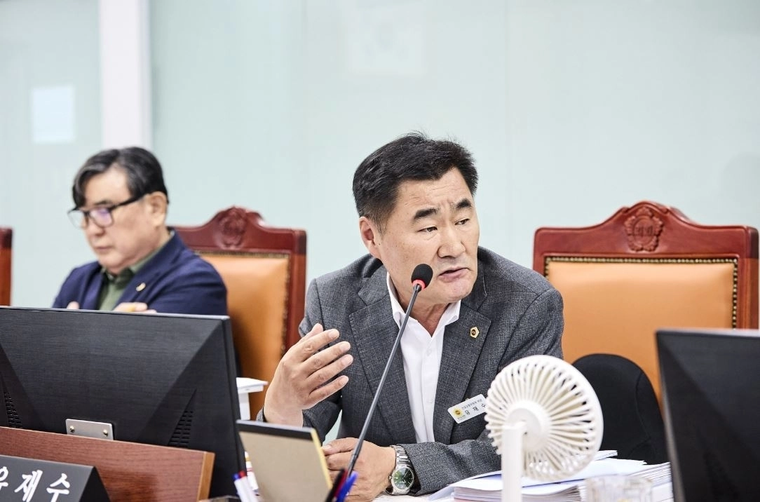 지난 9일 열린 건설국 및 건설본부 대상 2026년도 제2회 추경예산심의에서 질의하는 유재수 의원(사진=경기도의회)