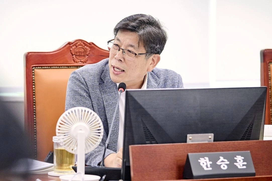 ▲ 지난 9일 열린 교통국 대상 질의에서 발언중인 한승훈 의원(사진=경기도의회)