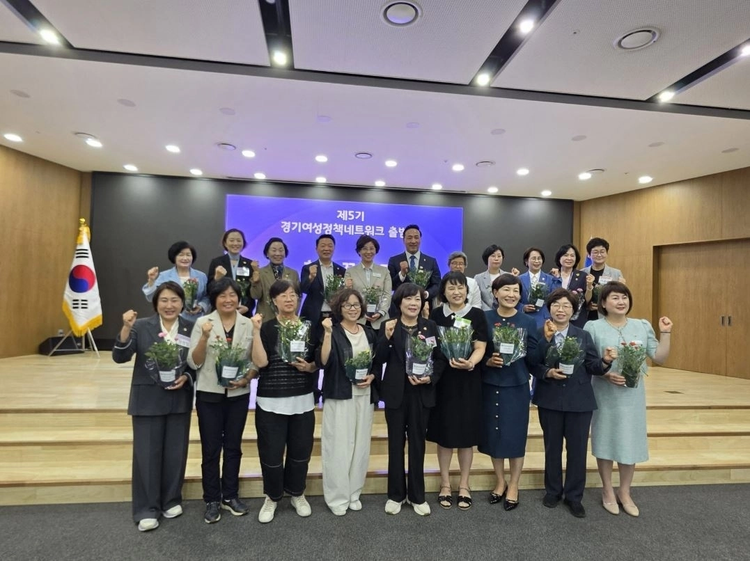 ▲ 지난 10일 경기도의회 대회의실에서 개최된 제5기 경기여성 정책네트워크 출범식에 서 김미숙 부의장을 비롯한 참석자들이 기념촬영을 하고 있다. (사진=경기도의회)