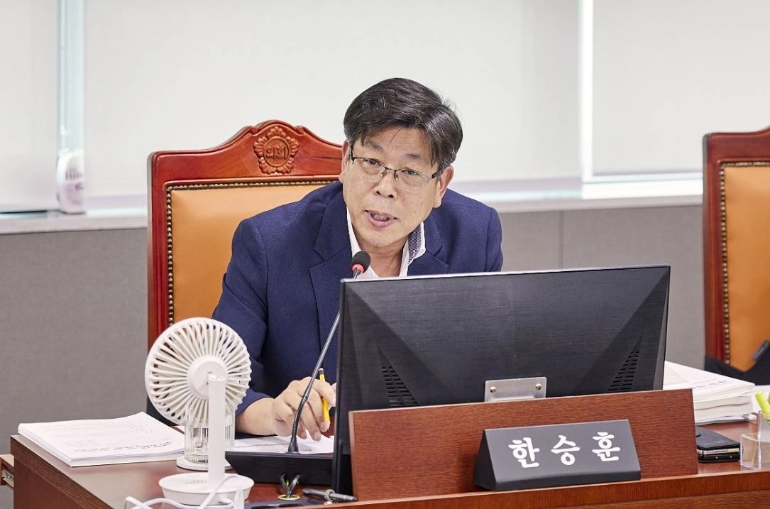 지난 10일 열린 철도항만물류국 대상 2026년도 제2회 추경예산심의에서 질의하는 한승훈 의원(사진=경기도의회)
