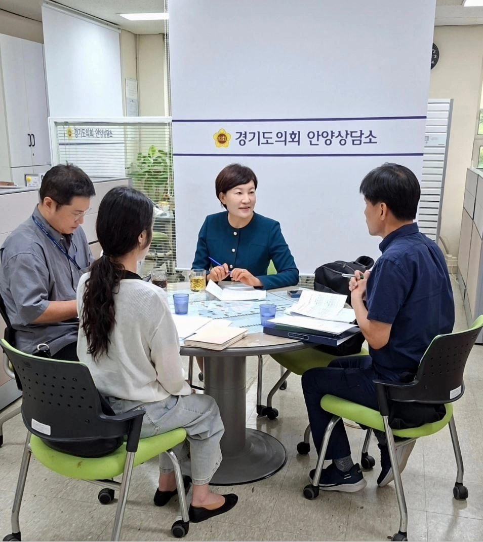 ▲ 지난 10일 도의회 안양상담소에서 회의를 가진 이채명 의원(사진=경기도의회)