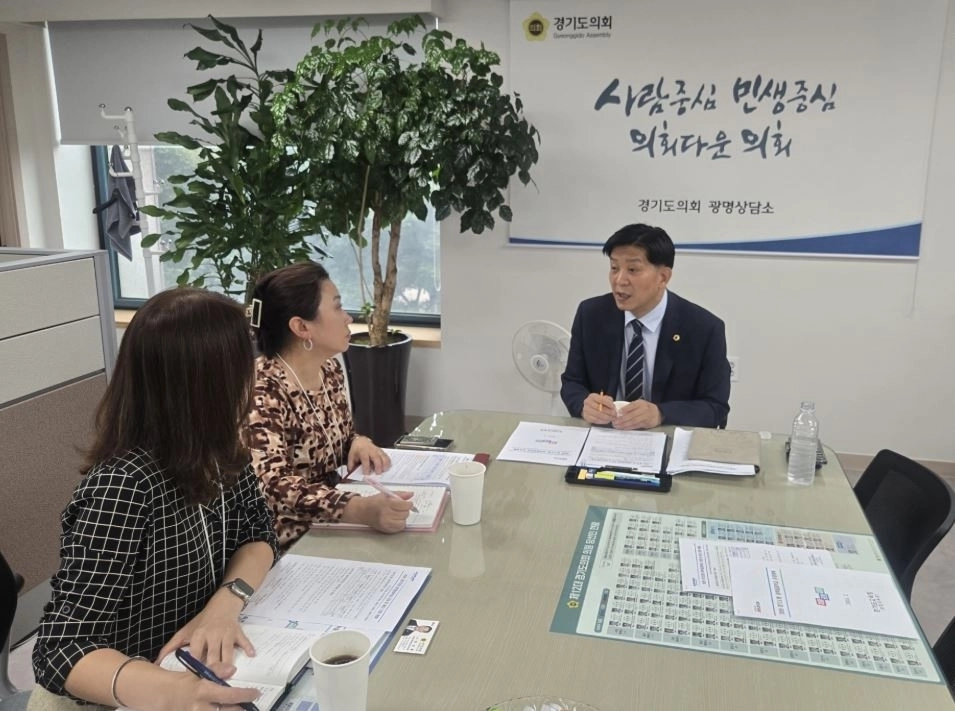 ▲ 지난 10일 경기도의회 광명상담소에서 경기도교육청 진로직업교육과 관계자들과 만난 심상록 의원(사진=경기도의회)