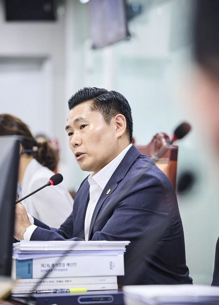 ▲ 지난 9일 제393회 임시회 교통국 소관 2026년도 제2회 추가경정예산안 심사에서 질의하는 김지호 의원(사진=경기도의회)