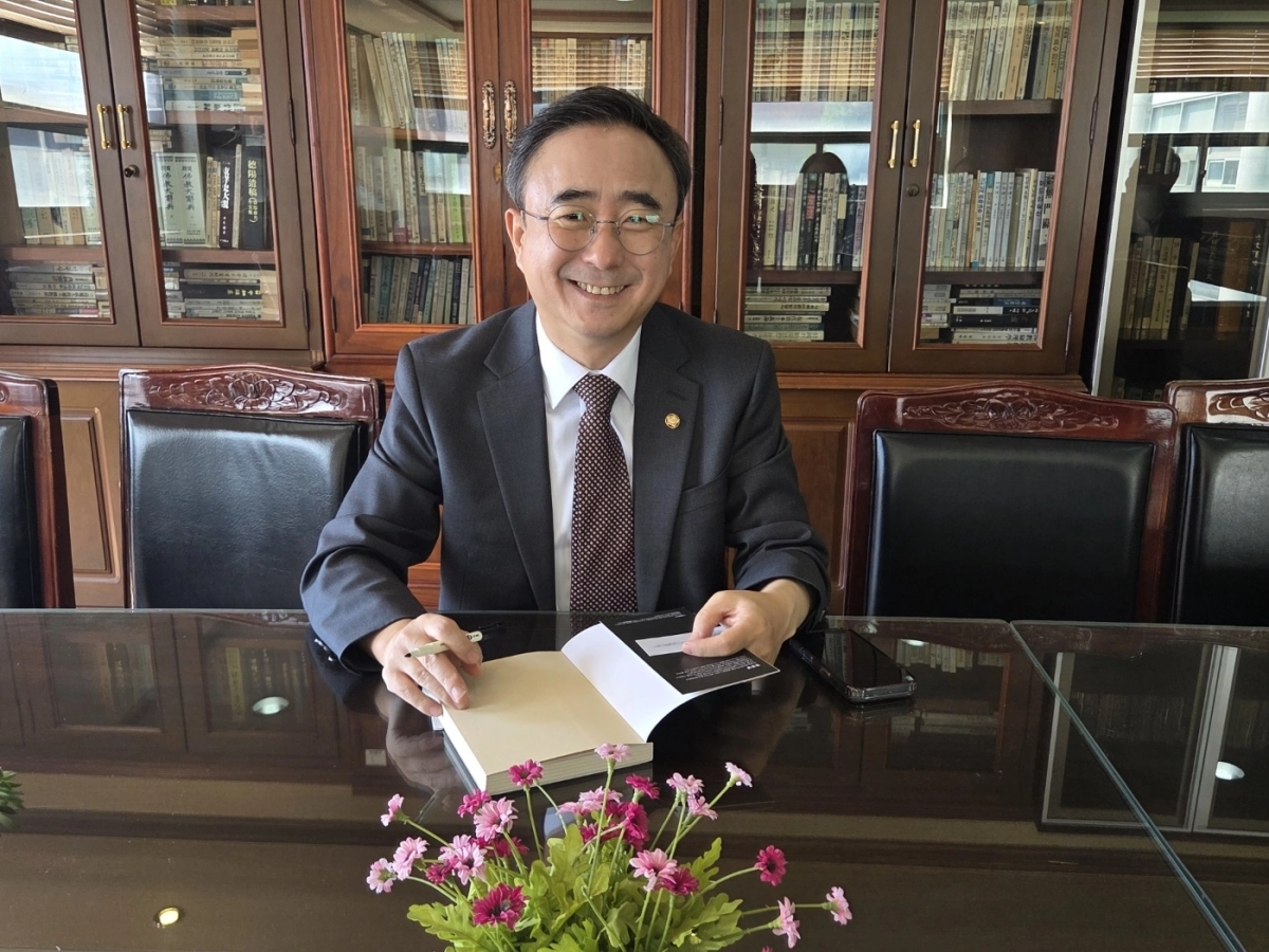 임문영 국회의원(전남광주통합특별시 광주을·전 국가인공지능전략위원회 부위원장)이 12일 오전 나주대학교 특강에 앞서 나주대 김수연 총장실에서 서울신문과 인터뷰를 갖고 AI 시대의 철학과 국가 산업전략, 호남 반도체 클러스터 조성, 청년 세대의 역할 등에 대해 이야기하고 있다.