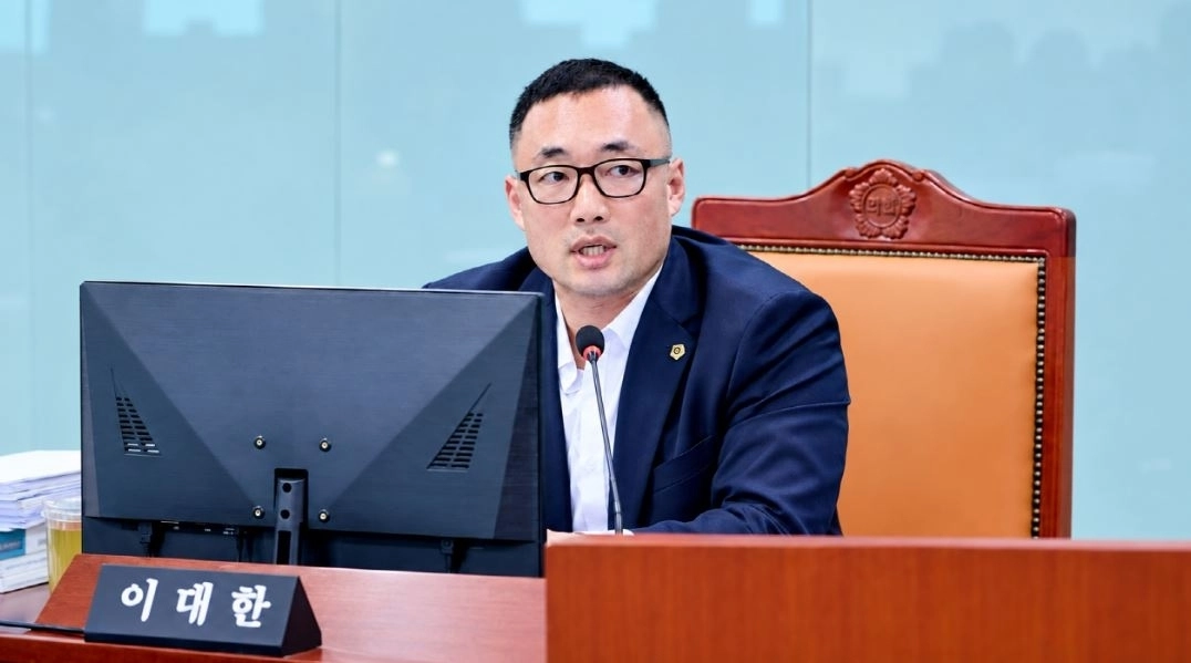 ▲ 지난 9일 제393회 임시회 건설교통위원회 교통국 소관 2026년도 제2회 추가경정예산안 심사에서 질의하는 이대한 의원(사진=경기도의회)