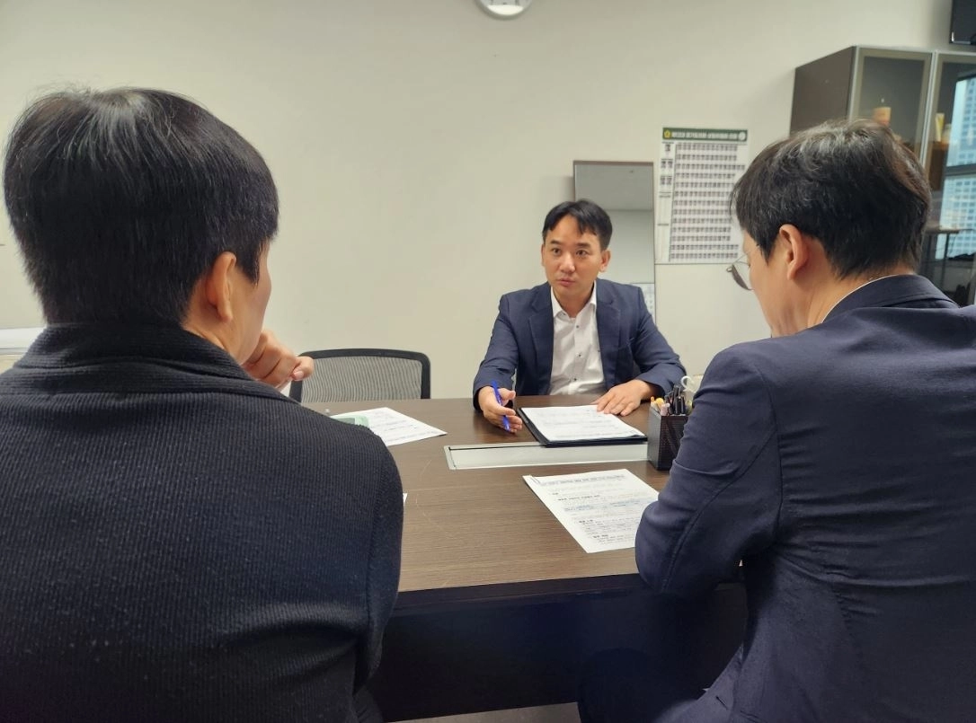 ▲ 지난 10일 경기도의회에서 경기도교육청 관계자들과 긴급 정담회를 갖은 송규근 의원(사진=경기도의회)