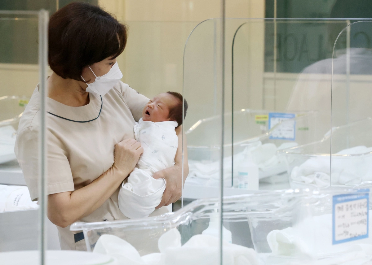 한 간호사가 지난달 3일 서울 양천구 신월동에 위치한 서울형 안심 산후조리원에서 신생아를 돌보고 있다.뉴스1
