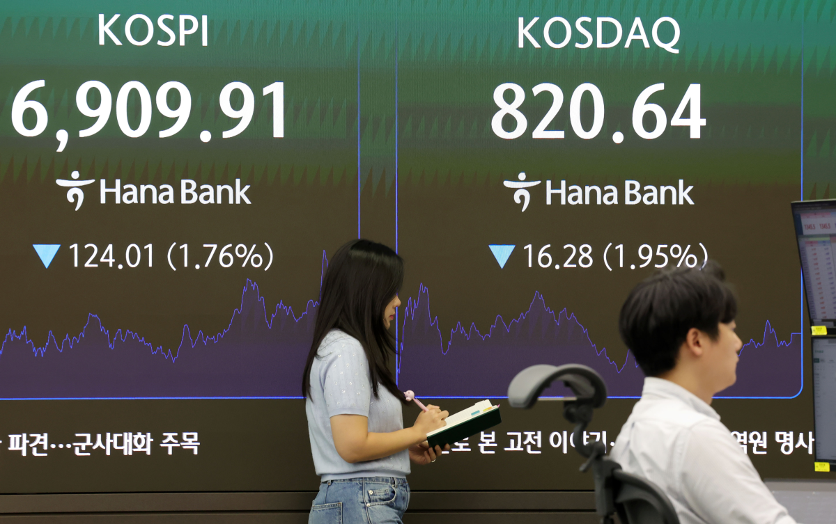 코스피가 전 거래일보다 124.01포인트(1.76%) 내린 6909.91로 장을 마감한 지난 11일 오후 서울 중구 하나은행 딜링룸 전광판에 지수가 표시되고 있다. 코스닥은 전 거래일보다 16.28포인트(1.95%) 내린 820.64로 장을 마쳤다. 뉴시스