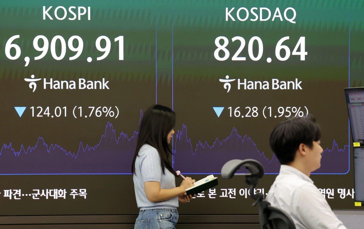 코스피가 전 거래일보다 124.01포인트(1.76%) 내린 6909.91로 장을 마감한 지난 11일 오후 서울 중구 하나은행 딜링룸 전광판에 지수가 표시되고 있다. 코스닥은 전 거래일보다 16.28포인트(1.95%) 내린 820.64로 장을 마쳤다. 뉴시스
