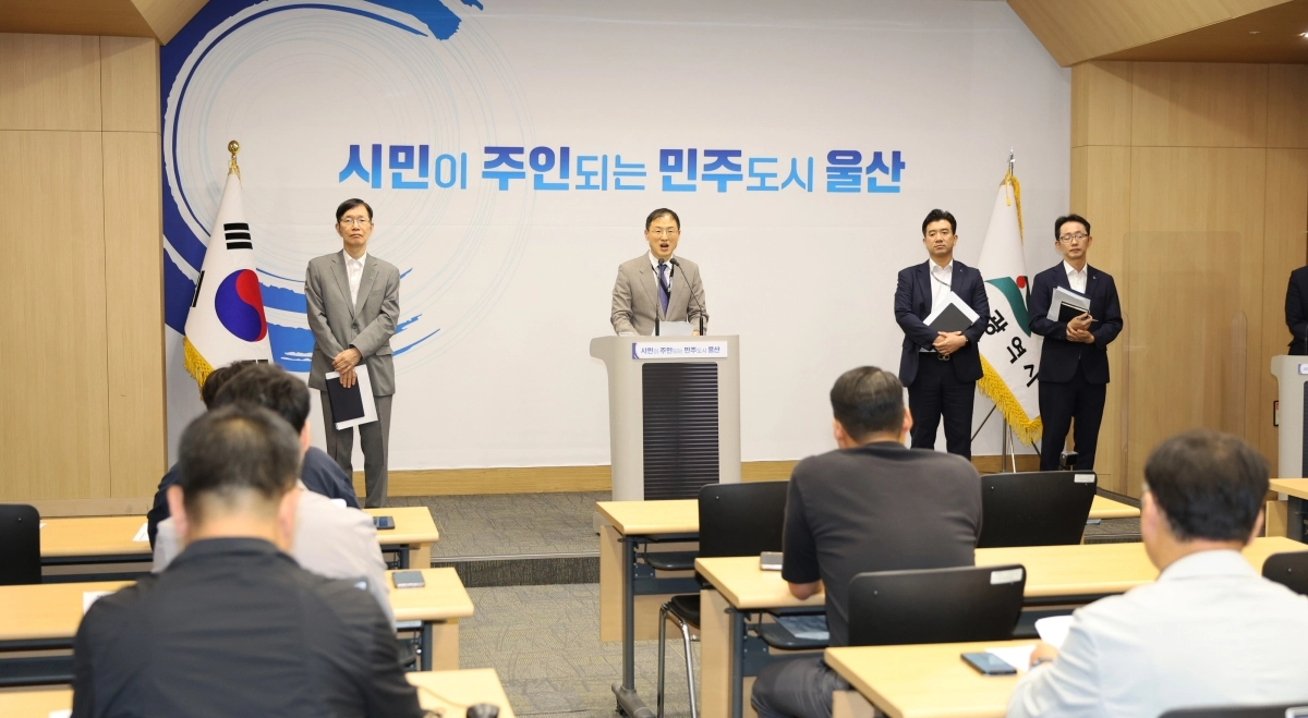 김상욱 울산시장이 11일 울산시청 프레스센터에서 제3회 추경예산 편성 관련 시민 호소문을 발표하고 있다.  울산시 제공