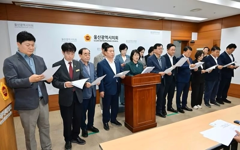 울산시의회 의원들이 11일 시의회 프레스센터에서 김 시장의 주장을 반박하는  기자회견을 열고 있다. 울산시의회 제공