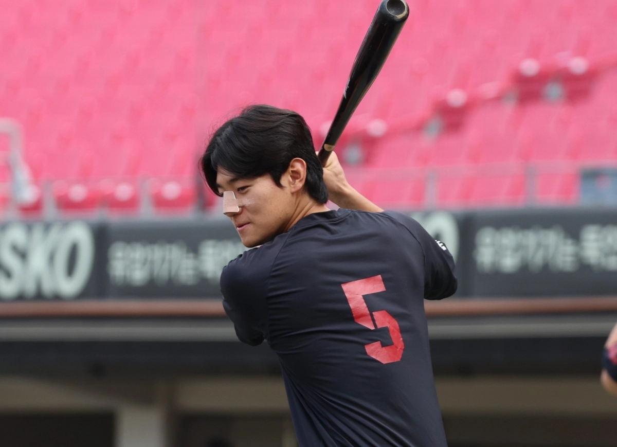 KIA 김도영이 코뼈 수술을 마치고 11일 퇴원해 선수단에 합류한 뒤 배트를 휘둘러보고 있다.             KIA 타이거즈 제공