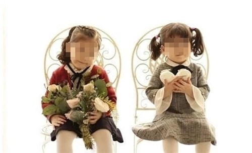 머리 부위 손상으로 사망한 A양(오른쪽)과 언니. 연합뉴스(A양 부친 제공)