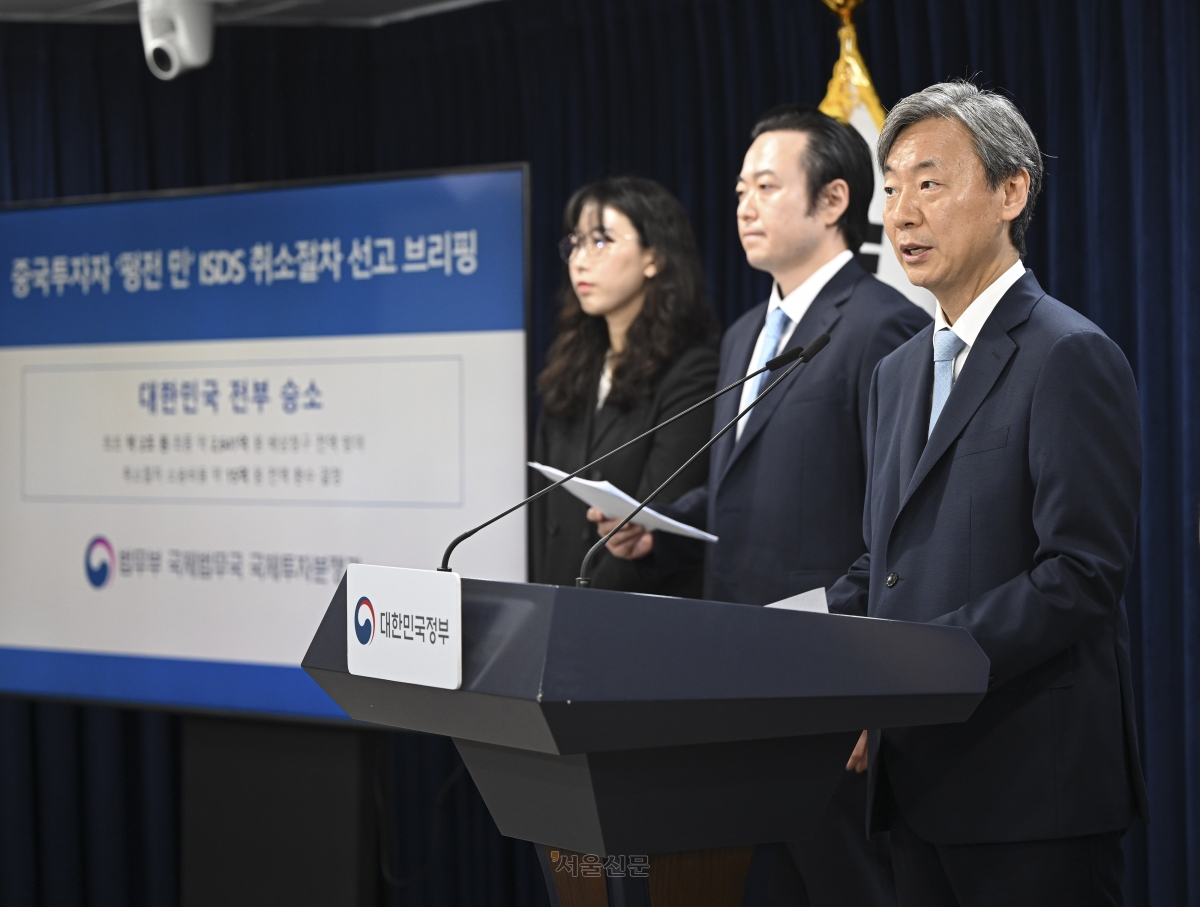 강준하(오른쪽 첫 번째) 법무부 국제법무국장이 13일 서울 종로구 정부서울청사에서 중국투자자 펑전 민 ISDS 취소절차 선고 관련 브리핑을 하고 있다. 2026.9.13 이지훈 기자