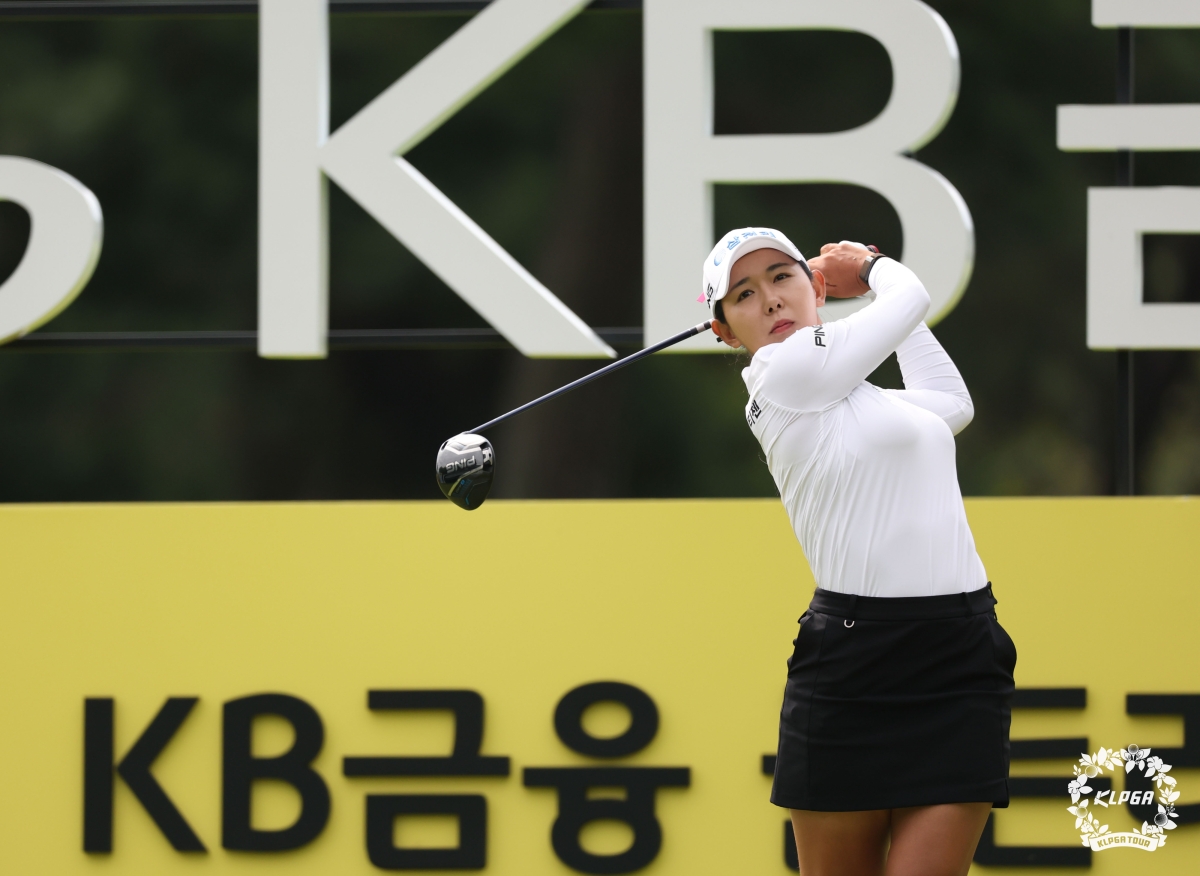 박보겸이 13일 경기 이천시 블랙스톤 이천GC(파72)에서 열린 KLPGA투어 시즌 세번째 메이저대회 KB금융 골든라이프 챔피언십 최종 라운드 1번 홀에서 티샷을 날리고 있다. 박보겸은 이날 최종 합계 5언더파 285타로 우승, 메이저대회에서  처음 정상에 올랐다. KLPGA 제공.