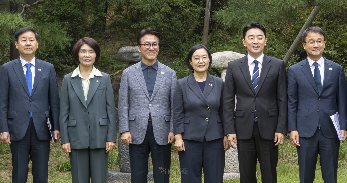한성숙 국무총리가 2026년 9월 13일 서울 종로구 삼청동 국무총리 서울공관에서 열린 고위당정협의회에서 김민석 더불어민주당 당대표, 강훈식 대통령비서실장 등 참석자들과 기념 촬영을 하고 있다. 이지훈 기자