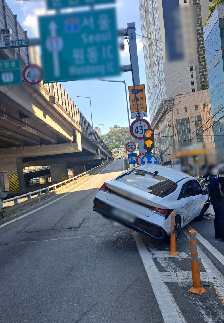 13일 오전 10시 30분쯤 부산 남구 문현교차로 인근 도로에서 술에 취한 A씨가 몰던 차가 교통사고를 당한 뒤 고가도로 진입부 난간에 걸쳐져있다. 부산남부경찰서 제공