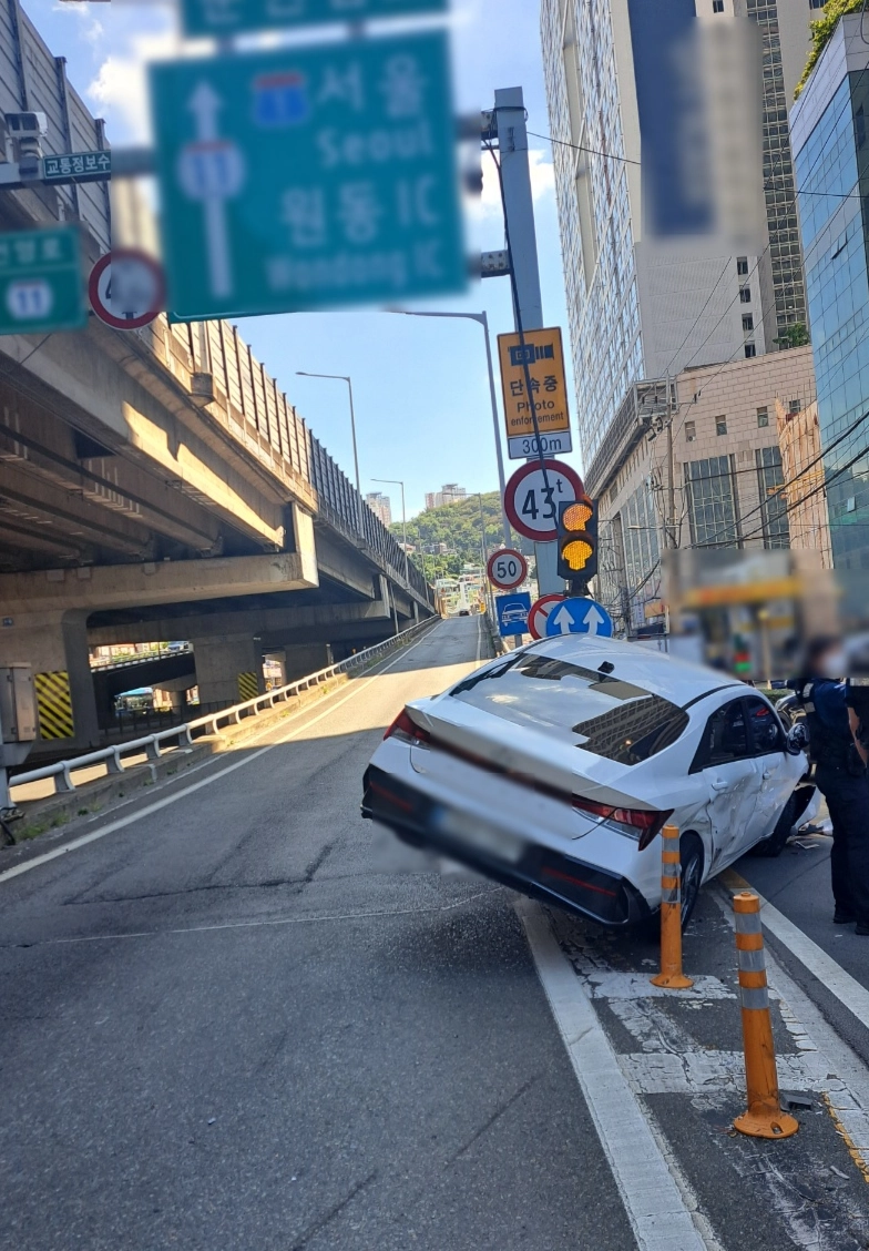 13일 오전 10시 30분쯤 부산 남구 문현교차로 인근 도로에서 술에 취한 A씨가 몰던 차가 교통사고를 당한 뒤 고가도로 진입부 난간에 걸쳐져있다. 부산남부경찰서 제공
