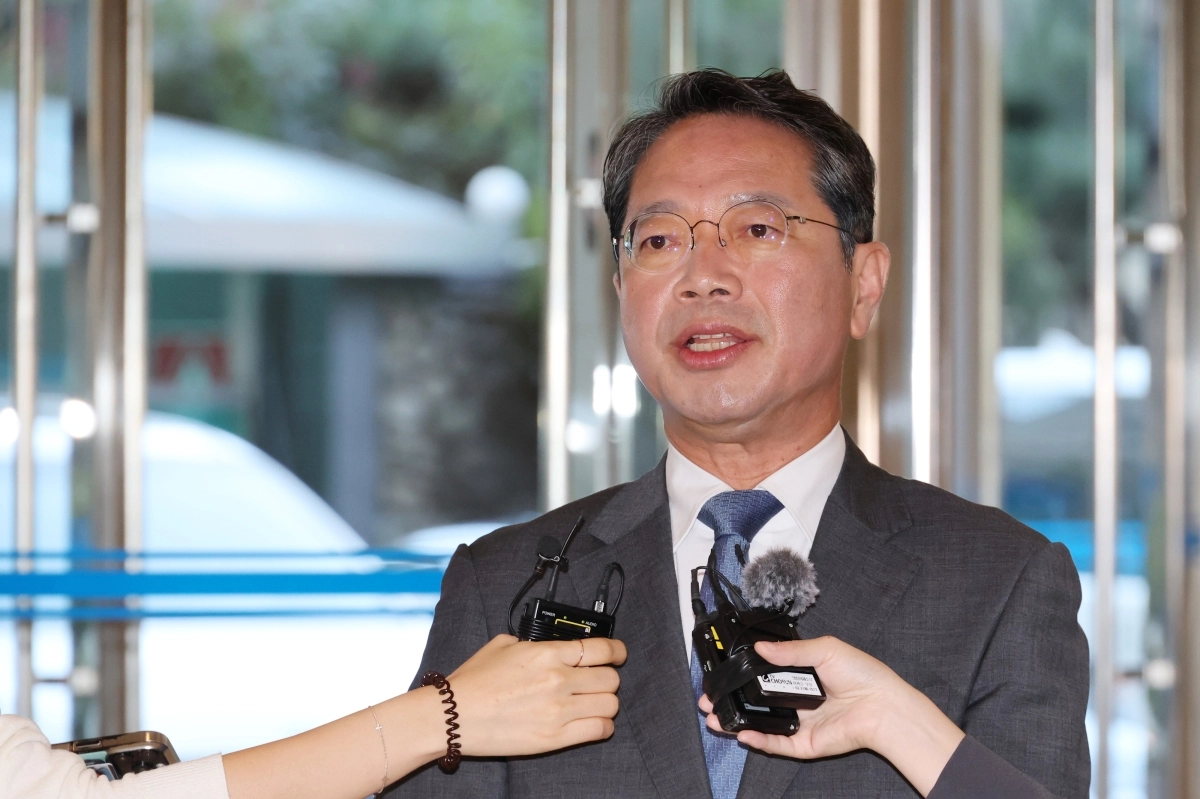 김승원 법무부 장관 후보자가 지난 11일 서울 종로구 적선현대빌딩에 마련된 인사청문회 준비 사무실로 출근하며 취재진의 질문에 답하고 있다. 연합뉴스