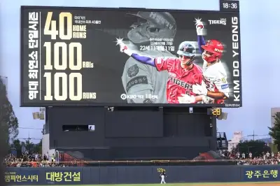 최연소 40홈런은 놓쳤지만...김도영, 최연소 40홈런-100타점-100득점 신기록 주인공 됐다