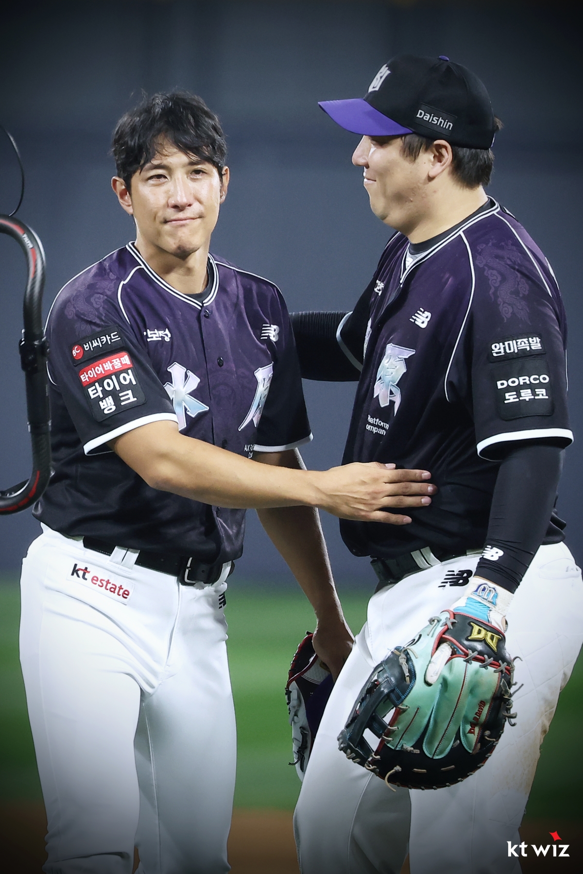 황재균이 13일 롯데와의 홈경기에서 3루 수비로 선수 생활의 마지막을 장식한 뒤 1루수 김현수와 진한 포옹을 나누며 눈물을 글썽이고 있다.     kt 위즈 제공
