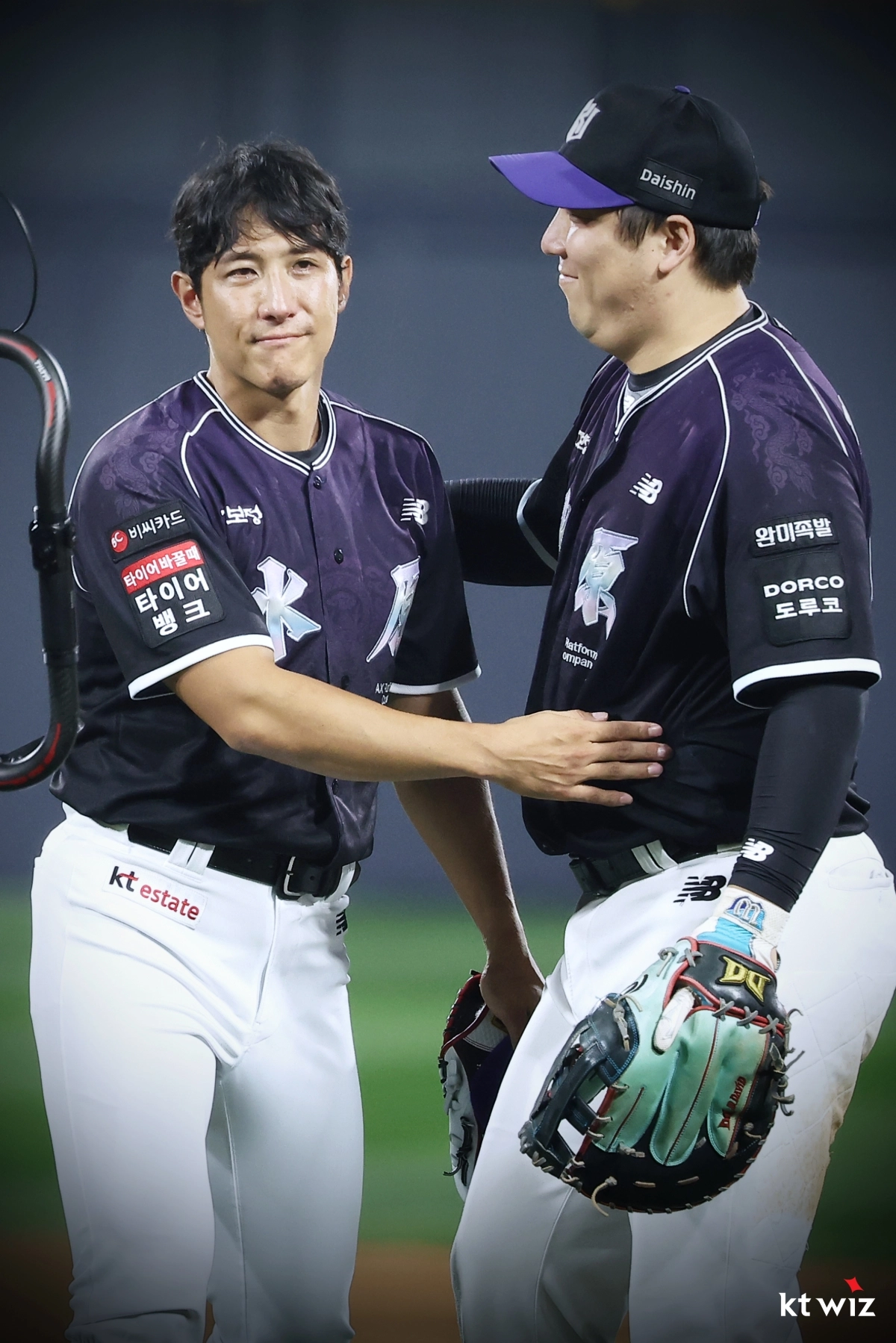 황재균이 13일 롯데와의 홈경기에서 3루 수비로 선수 생활의 마지막을 장식한 뒤 1루수 김현수와 진한 포옹을 나누며 눈물을 글썽이고 있다.     kt 위즈 제공