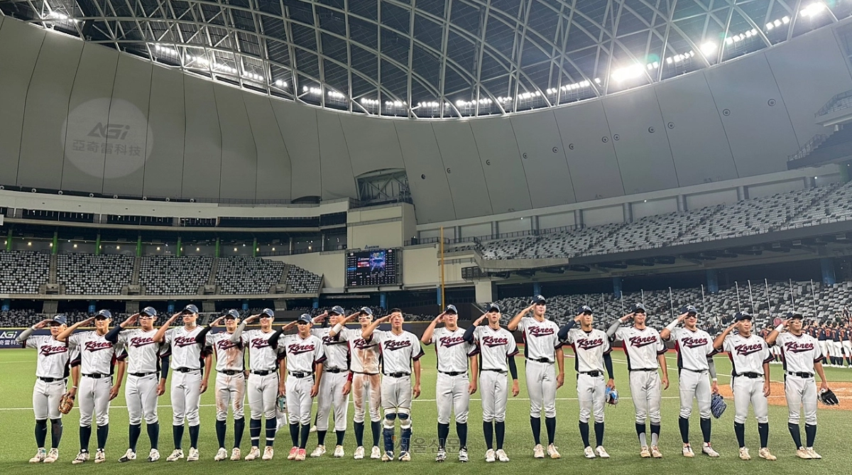 18세 이하(U-18) 야구 대표팀 선수들이 13일 대만 타이베이돔에서 열린 아시아청소년야구선수권대회 결승에서 일본을 2-0으로 꺾고 우승한 뒤 관중석을 향해 인사하고 있다. 2026.9.13 대한야구소프트볼협회 제공