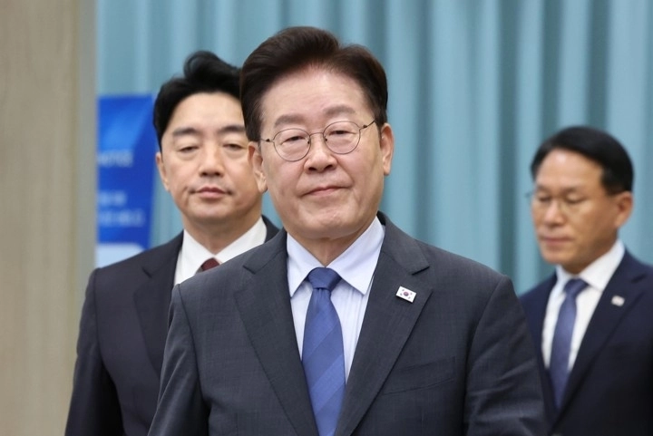이재명 대통령이 지난 11일 청와대에서 수석보좌관회의에 입장하고 있다.  연합뉴스