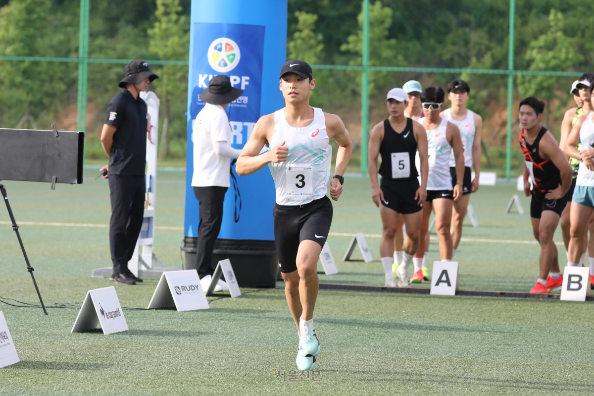 김영하가 지난해 7월 전북 완주군에서 열린 제12회 한국실업연맹회장배 전국근대5종경기대회에서 달려나가고 있다. 윈윈스포츠컴퍼니 제공