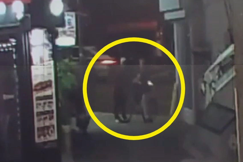 13일 서울 동대문 전농동에서 길 가던 행인(오른쪽)에 흉기를 휘두른 80대 남성 A(왼쪽)씨가 살인미수 등 혐의로 경찰에 체포됐다. YTN 보도화면 캡처