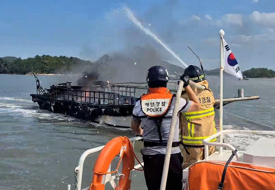 13일 오후 1시 47분쯤 신안군 자은도 동방 욕지도 앞 해상에 정박해 있던 선박에서 불이 나 해양경찰이 화재를 진압하고 있다. (목포해경 제공)
