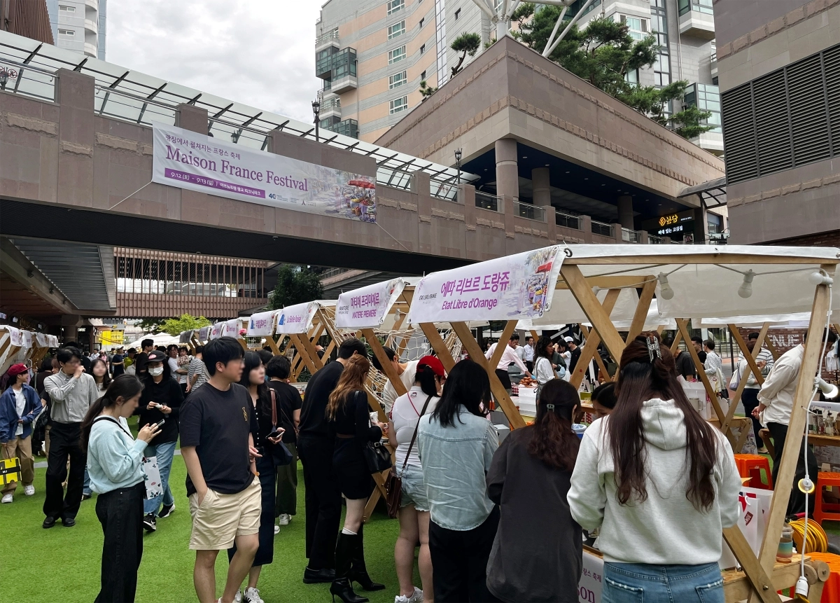 호반프라퍼티가 경기 수원시 아브뉴프랑 광교에서 ‘메종 프랑스 페스티벌’을 연 가운데 방문객들이 지난 13일 팝업존을 둘러보고 있다. 호반그룹 제공