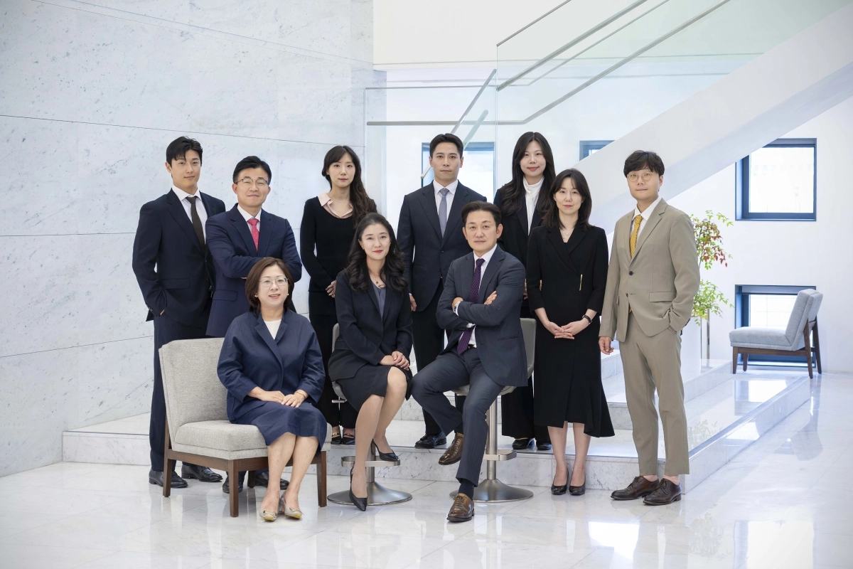 세종 전자주주총회TF 사진(왼쪽부터 백승우 변호사, 안효섭 소장, 오새론, 정수영, 이숙미, 양병헌 변호사, 이동건 대표변호사, 김도현 전임연구원, 최명 변호사, 윤태준 전문위원).
