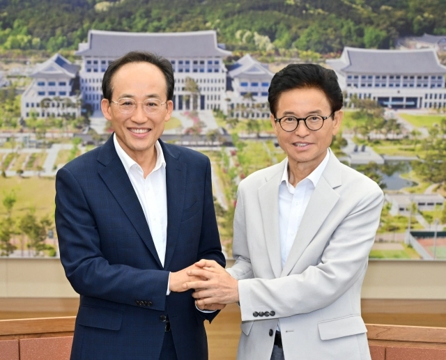 추경호(왼쪽) 대구시장과 이철우 경북도지사가 지난 7월 경북도청에서 행정통합 등 현안 논의에 앞서 기념촬영을 하고 있다. 경북도 제공