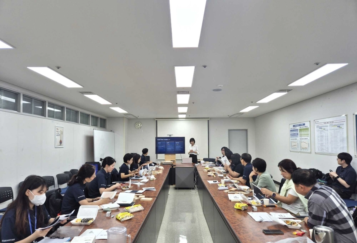 한국임업진흥원이 지난 11일 인천공항 행정지원센터에서 농림축산검역본부 인천공항지역본부 식물검역관을 대상으로 ‘수입 목재류 수종 식별 교육’을 하고 있다. 임업진흥원 제공