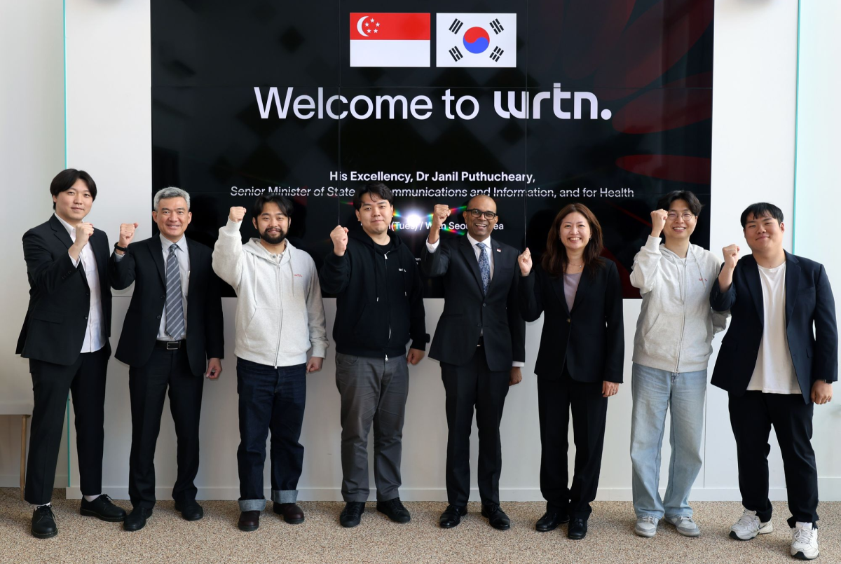 이세영(왼쪽 네번째) 뤼튼테크놀로지스 대표가 지난 2024년 5월 뤼튼 본사를 방문한 푸투치어리(다섯번째) 싱가포르 선임국무장관 등 싱가포르 사절단이 경영진과 기념 촬영을 하고 있다. 뤼튼 제공