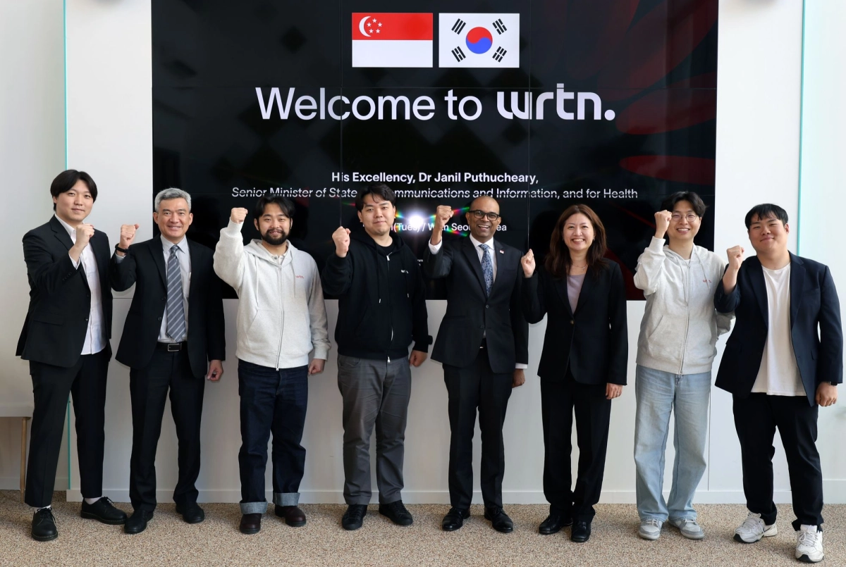 이세영(왼쪽 네번째) 뤼튼테크놀로지스 대표가 지난 2024년 5월 뤼튼 본사를 방문한 푸투치어리(다섯번째) 싱가포르 선임국무장관 등 싱가포르 사절단이 경영진과 기념 촬영을 하고 있다. 뤼튼 제공