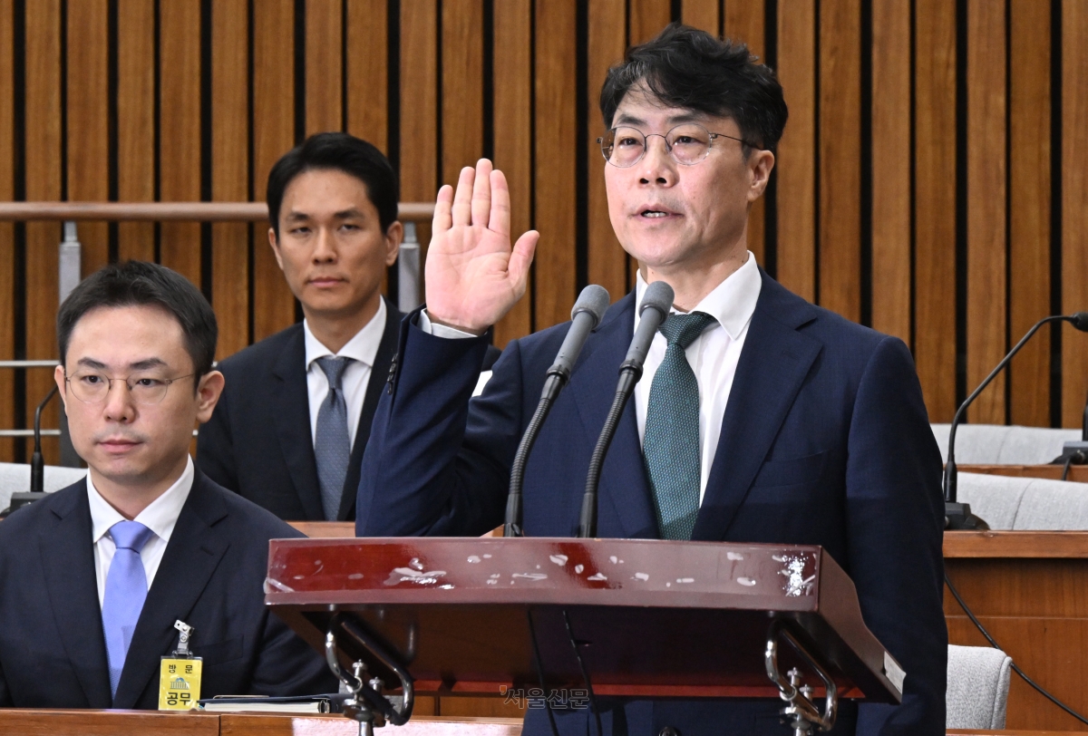 김성수 대법과 후보자가 14일 국회에서 열린 대법관(김성수) 임명 동의에 관한 인사청문특별위원회 청문회에 출석해 선서하고 있다. 2026.9.14 안주영 전문기자