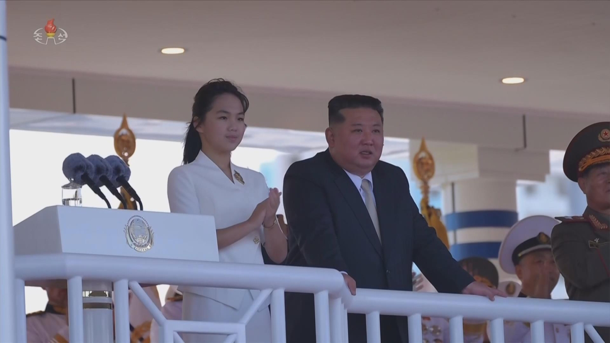 나란히 선 김정은-김주애