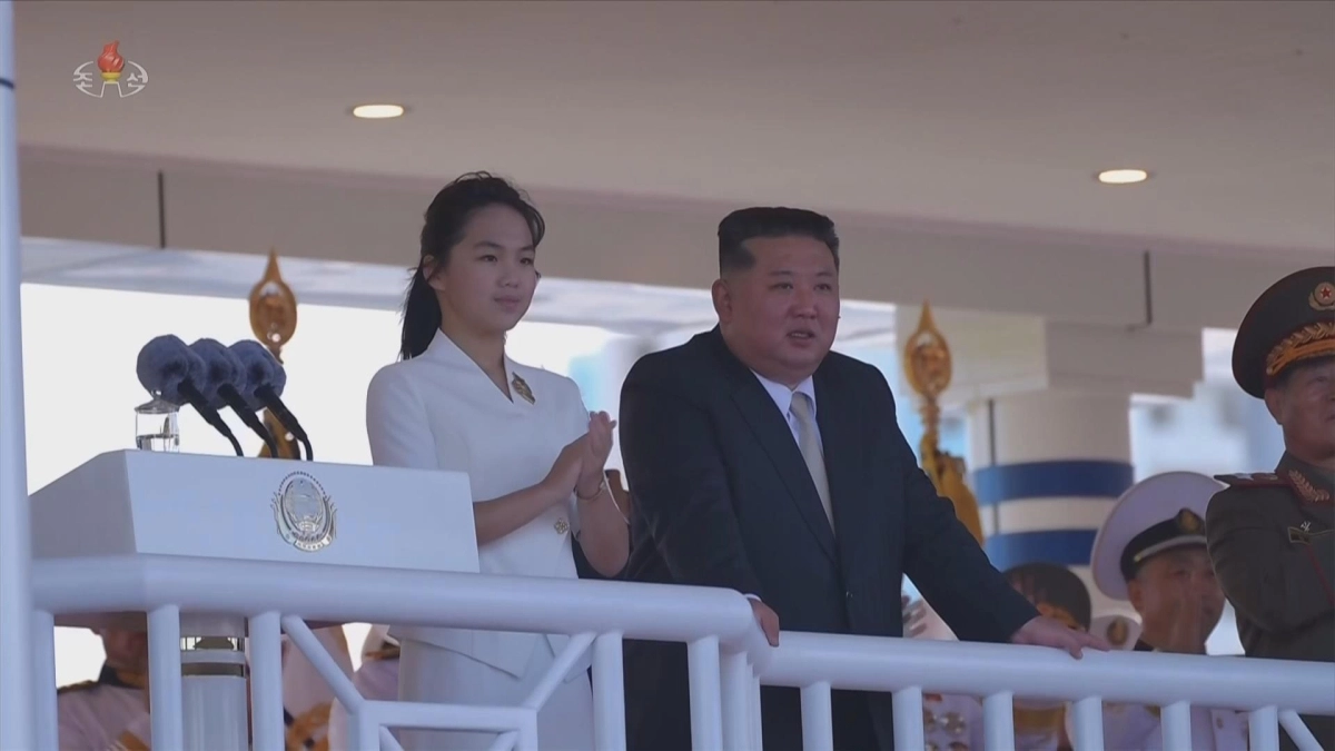 나란히 선 김정은-김주애