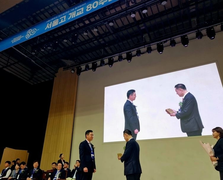 기념패 전달식에서 고광민 서울시의회 도시계획균형위원장(왼쪽)과 이창우 서울고 총동창회장(오른쪽). 서울시의회 제공